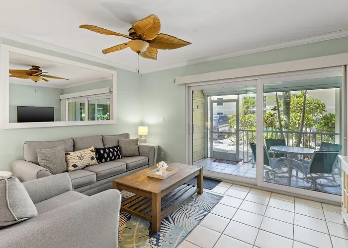 Serene Ground Floor Residence In Exclusive Villa Sanibel, Steps To Beach